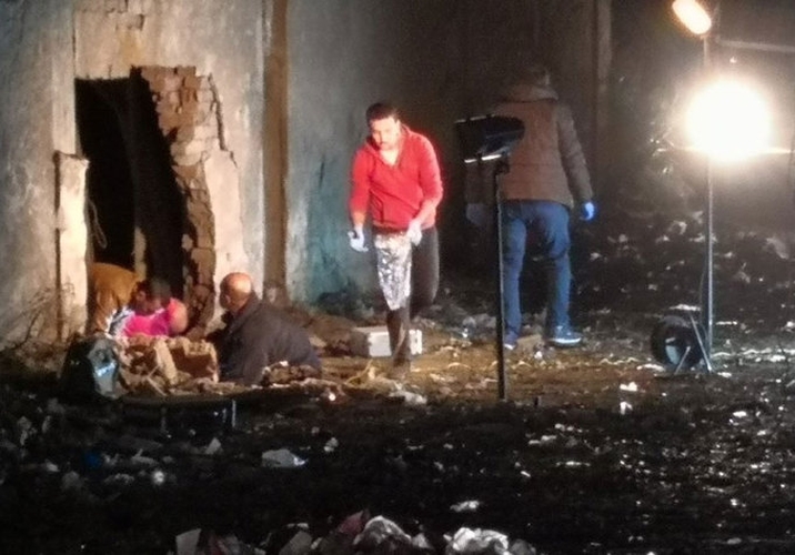   Các điều tra viên Ai Cập xem xét lỗ thủng lớn xuất hiện trên bức tường ở cạnh chiếc xe chở du khách sau vụ nổ. Ảnh: Twitter.