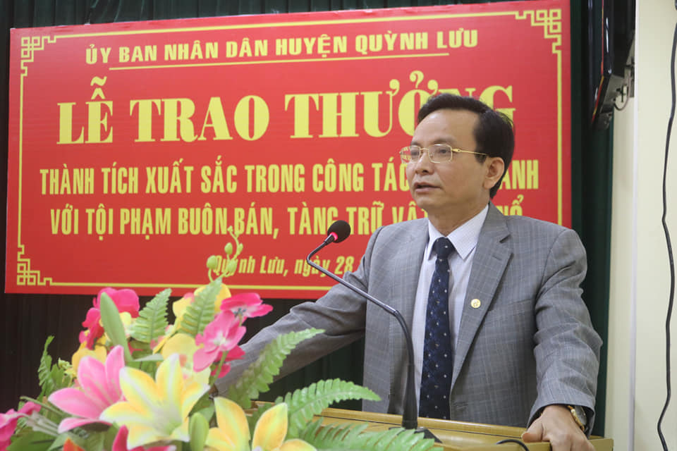 Đồng chí Hoàng Danh Lai - Bí thư Huyện ủy chúc mừng thành công của Ban chuyên án