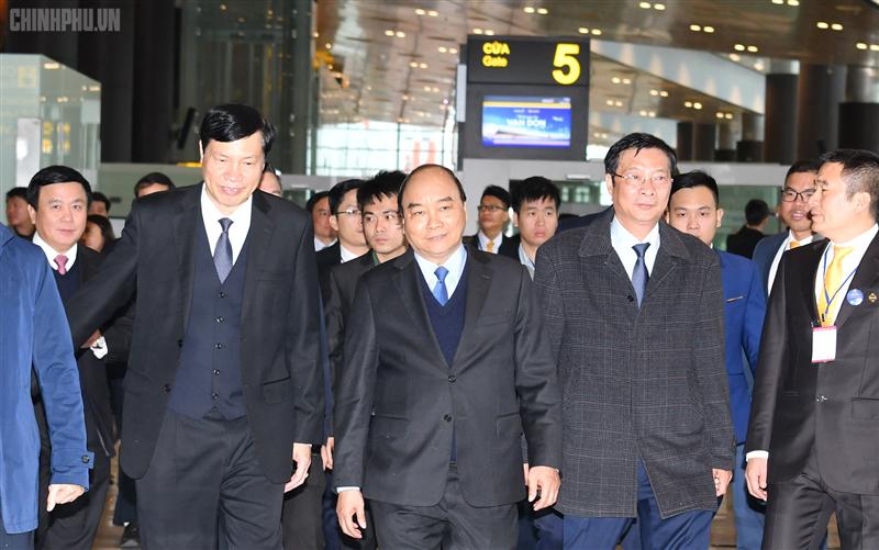 Thủ tướng cùng các đại biểu dự lễ khai trương sân bay Vân Đồn. Ảnh: VGP/Quang Hiếu