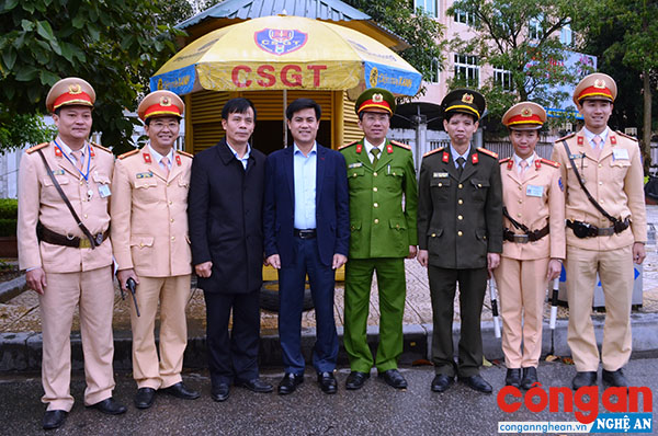 Đồng chí Đại tá Nguyễn Đức Hải, Phó Giám đốc Công an tỉnh và đồng chí Trần Ngọc Tú, Chủ tịch UBND TP Vinh chụp ảnh lưu niệm với các chiến sỹ CSGT làm nhiệm vụ