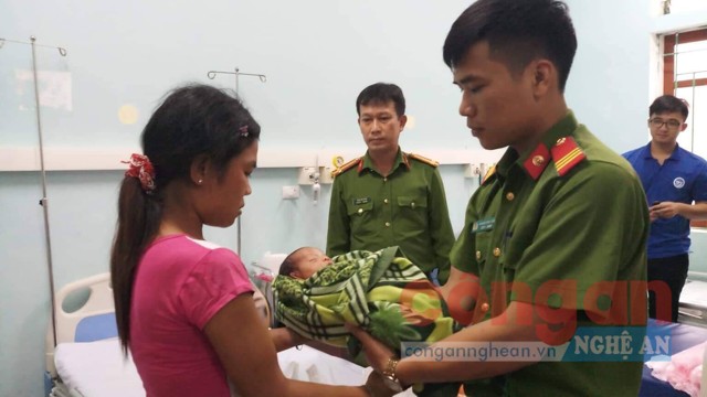 Cán bộ Công an huyện Con Cuông giải cứu thành công và trao trả bé gái bị bán sang Trung Quốc cho người thân chăm sóc