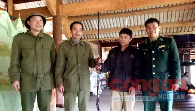 Công an xã Hạnh Dịch phối hợp với Bộ đội Biên phòng  vận động nhân dân giao nộp vũ khí, vật liệu nổ