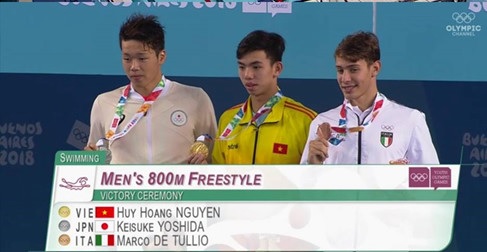 VĐV Nguyễn Huy Hoàng (đứng giữa) giành HCV Olympic trẻ Argentina 2018 cự li 800 m tự do nam khi về đích hết 7 phút 50 giây 20. Ảnh: Tổng cục TDTT