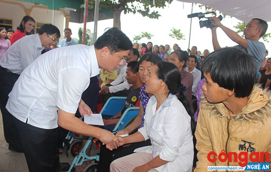 Chủ tịch UBND tỉnh Thái Thanh Quý tặng quà cho các gia đình có hoàn cảnh khó khăn tại xóm Vệ Nông, xã Vân Diên, huyện Nam Đàn