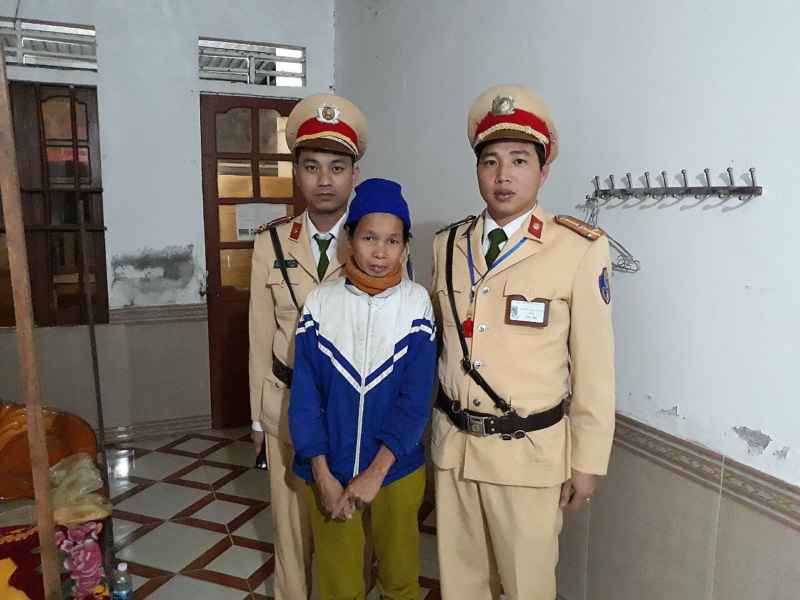 Bà Lộc Thị Chiệu bị khuyết tật đi lạc được Đội CSGT-TT Công an Đô Lương chăm sóc và tìm lại gia đình