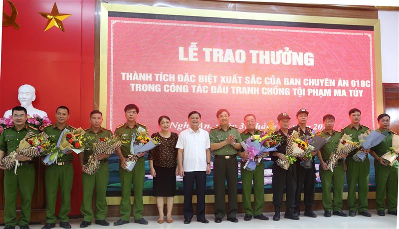 Đồng chí Thái Thanh Quý, Chủ tịch UBND tỉnh và đồng chí Đại tá Hồ Văn Tứ, Phó Giám đốc Công an tỉnh                  khen thưởng cho Ban chuyên án 918C