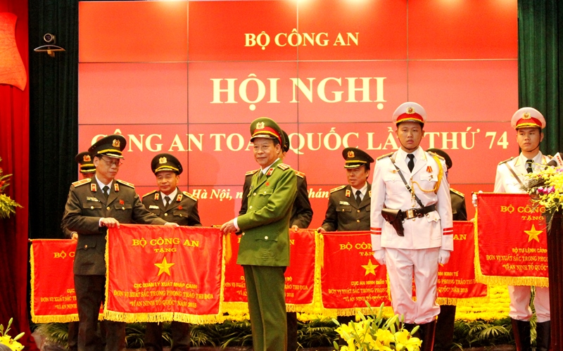 Thứ trưởng Lê Quý Vương trao Cờ thi đua của Bộ Công an tặng các tập thể có thành tích xuất sắc trong năm 2018