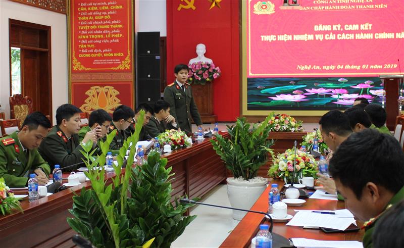Thượng úy Nguyễn Đình Khánh, Bí thư Đoàn Thanh niên Công an tỉnh chủ trì thảo luận các nội dung thực hiện
