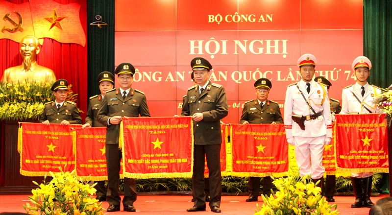 Thừa ủy quyền của Thủ tướng Chính phủ, Bộ trưởng Tô Lâm trao Cờ thi đua của Chính phủ tặng Công an Nghệ An.