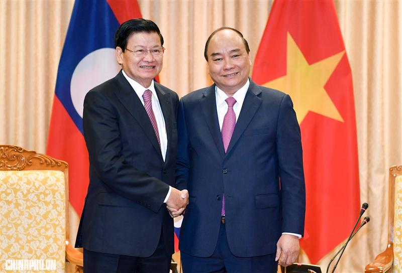 Thủ tướng Chính phủ Nguyễn Xuân Phúc và Thủ tướng Chính phủ nước CHDCND Lào Thongloun Sisoulith. Ảnh VGP/Quang Hiếu.