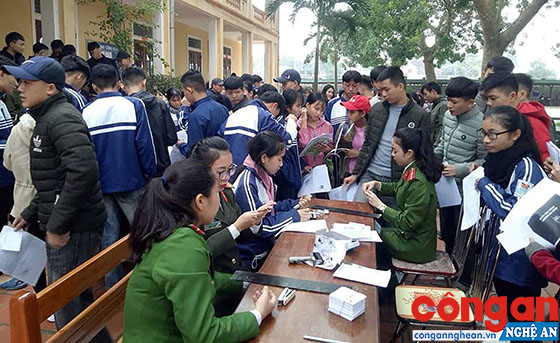 Cán bộ, chiến sỹ Công an huyện Quỳ Hợp làm thủ tục cấp phát chứng minh nhân dân cho học sinh
