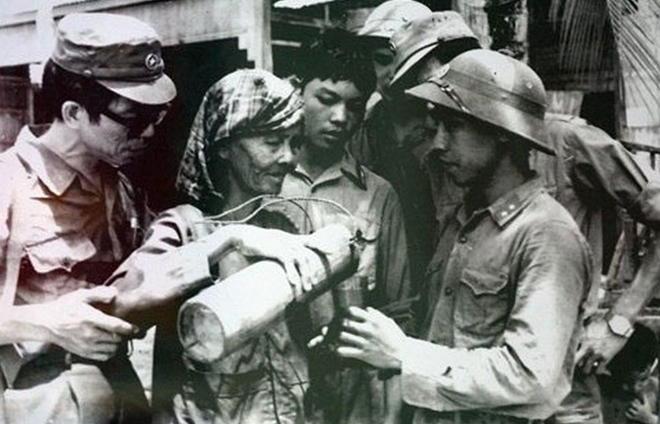 Những người lính tình nguyện Việt Nam trong vòng tay của những người Campuchia yêu nước. Trong thời gian này, bộ đội tình nguyện và chuyên gia Việt Nam đã cùng nuôi dưỡng hàng ngàn trẻ em Campuchia mồ côi sau nạn diệt chủng; giúp bạn xây dựng trường học, bệnh viện, củng cố chính quyền cách mạng…