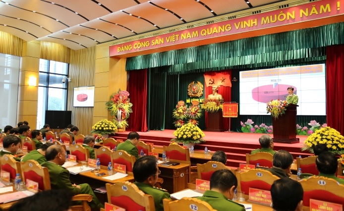 Thiếu tướng Nguyễn Duy Ngọc báo cáo tóm tắt kết quả công tác năm 2018.
