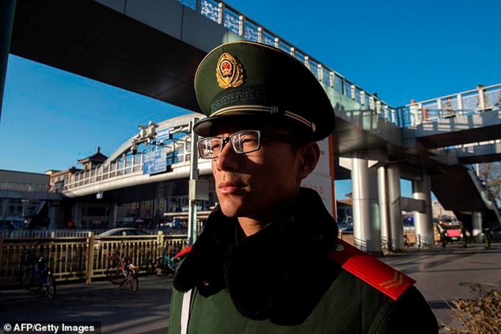 Cảnh sát và lực lượng bán quân sự Trung Quốc được bố trí sẵn để đảm bảo an ninh nơi đoàn xe chở lãnh đạo Triều Tiên đi qua. Ảnh: AFP/Getty.
