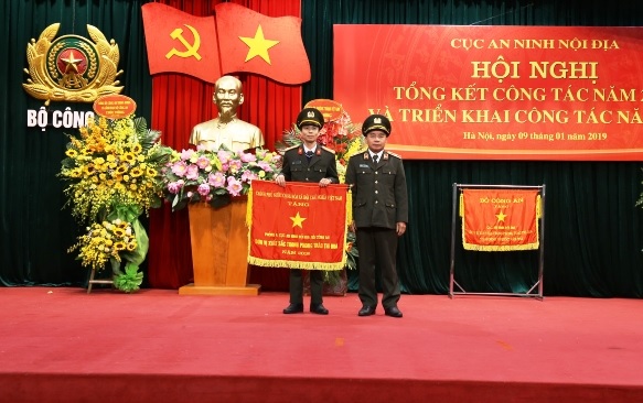 Thừa ủy quyền của Thủ tướng Chính phủ, Thiếu tướng Nguyễn Mạnh Dũng trao Cờ thi đua Chính phủ tặng đơn vị cơ sở.