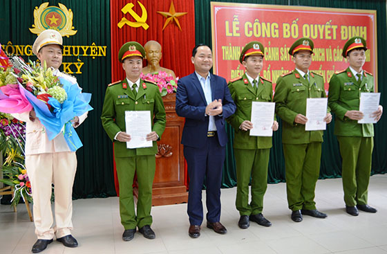 Đồng chí Hoàng Quốc Việt - Phó Bí thư Huyện ủy, Chủ tịch UBND huyện Tân Kỳ tặng hoa chúc mừng Đội CS PCCC và CNCH.