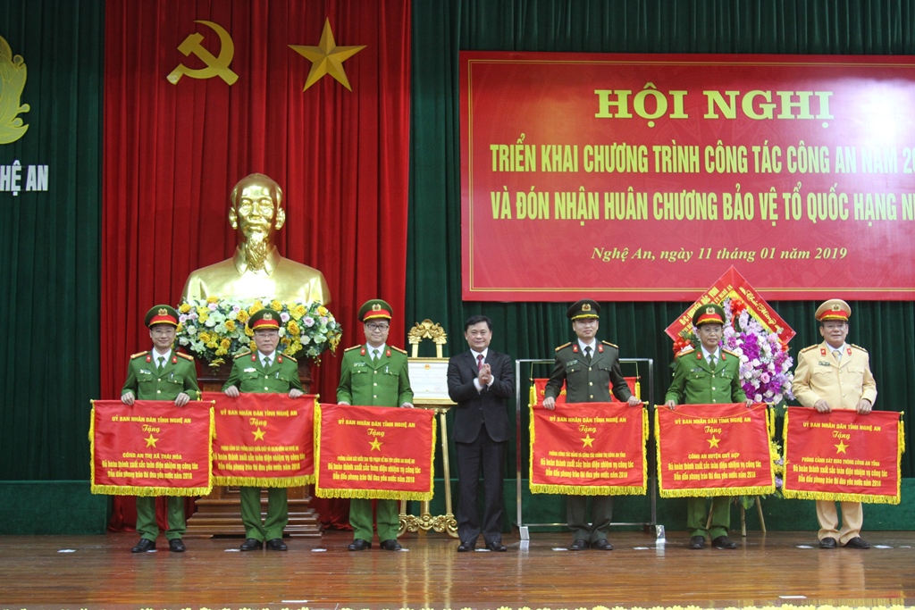 Đồng chí Thái Thanh Quý, Chủ tịch UBND tỉnh trao Cờ thi đua của UBND tỉnh cho 6 tập thể