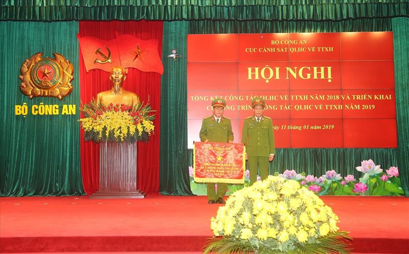 Thứ trưởng Lê Quý Vương trao Cờ thi đua của Bộ Công an tặng Phòng 6, Cục Cảnh sát QLHC về TTXH.