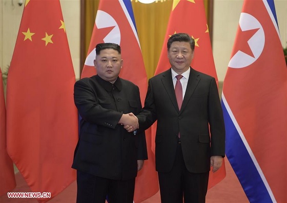 Nhà lãnh đạo Triều Tiên Kim Jong-un (trái) và Chủ tịch Trung Quốc Tập Cận Bình trong cuộc gặp tại Bắc Kinh, ngày 8/1. (Ảnh: Xinhua)