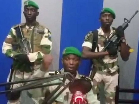 Nhóm binh sỹ nổi dậy chiếm trụ sở Đài phát thanh quốc gia và kêu gọi đảo chính, ngày 7/1. (Ảnh: Gabon Television)