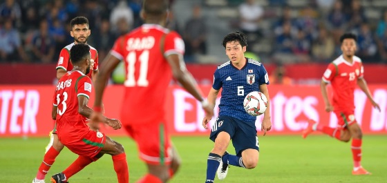 Đội tuyển Nhật Bản (áo xanh) thắng chật vật Oman 1-0 nhờ quả phạt đền được cho là may mắn. Ảnh: AFC
