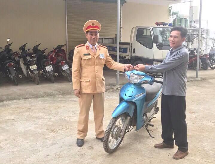 Đội trưởng Đội CSGT Công an Quỳnh Lưu trao trả xe máy cho người bị hại