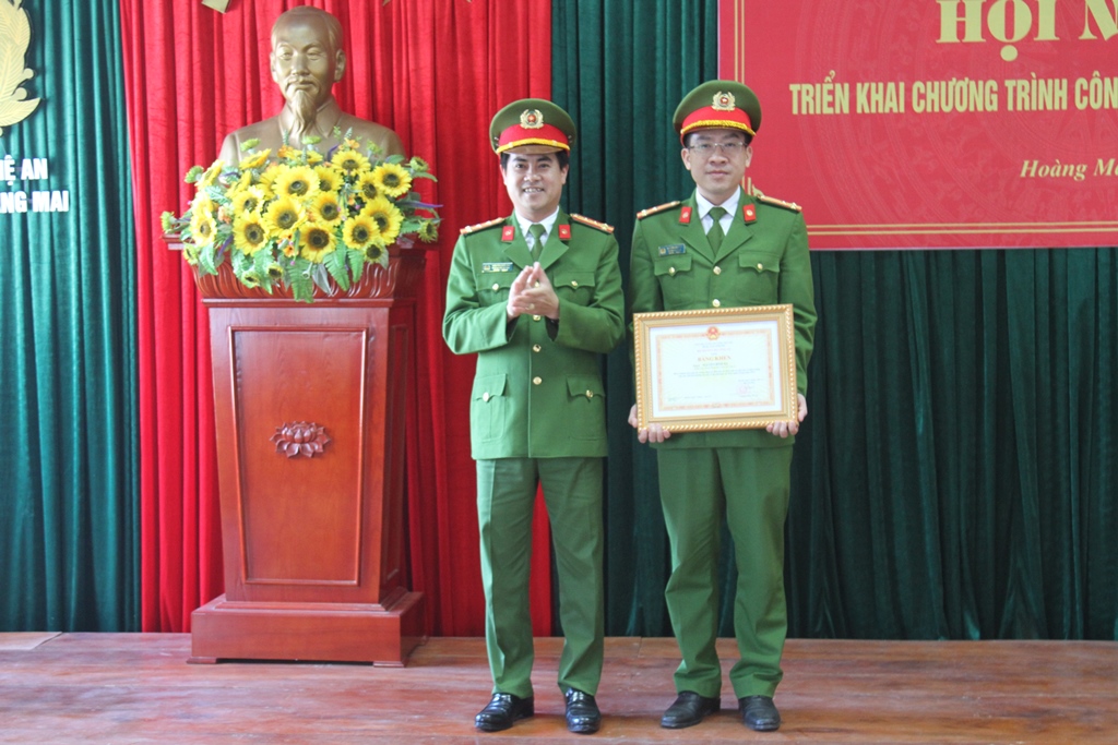 Thượng tá Nguyễn Đức Hải, Phó Giám đốc Công an tặng Bằng khen của Bộ trưởng Bộ Công an cho đồng chí Trưởng Công an thị xã