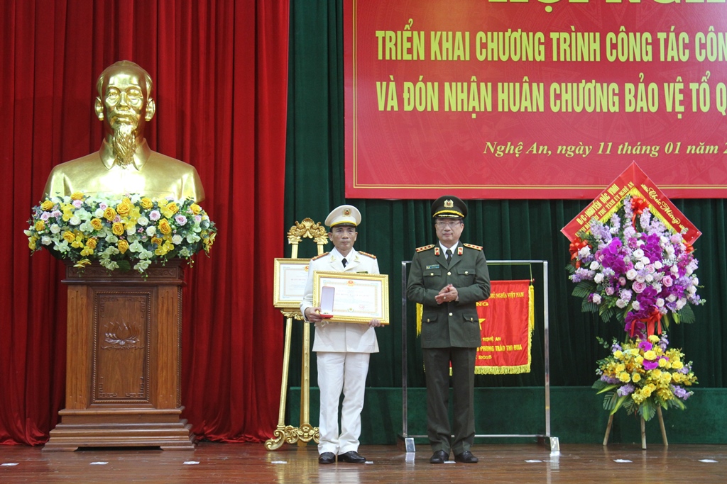 Đại diện gia đình cố Thiếu tướng Lê Văn Khiêu nhận Huân chương Bảo vệ Tổ quốc hạng Nhất 