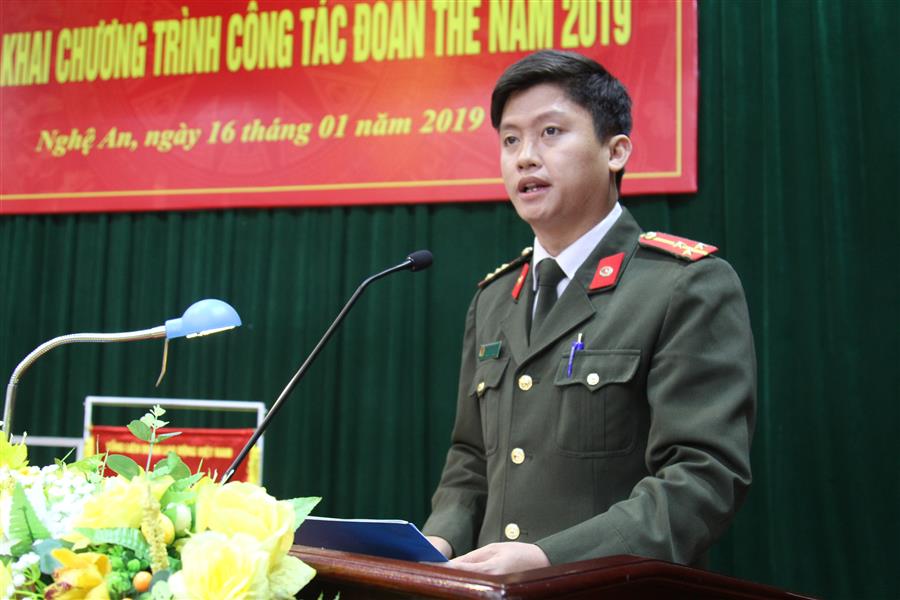 Đồng chí Thượng úy Nguyễn Đình Khánh, Bí thư Đoàn thanh niên Công an tỉnh báo cáo kết quả công tác đoàn thể năm 2018