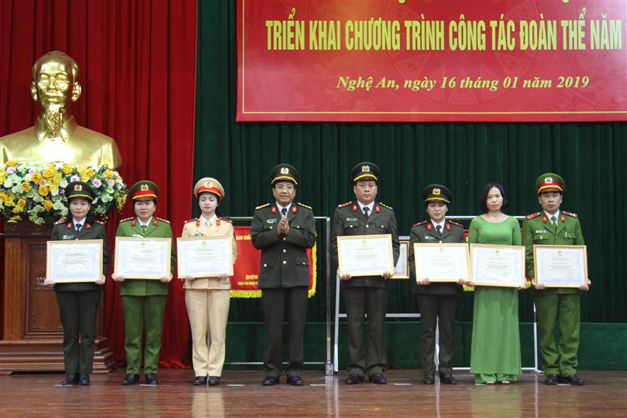Đồng chí Đại tá Hồ Văn Tứ, Phó Giám đốc Công an tỉnh tặng Bằng khen của Công đoàn Công an nhân dân cho các Công đoàn cơ sở.