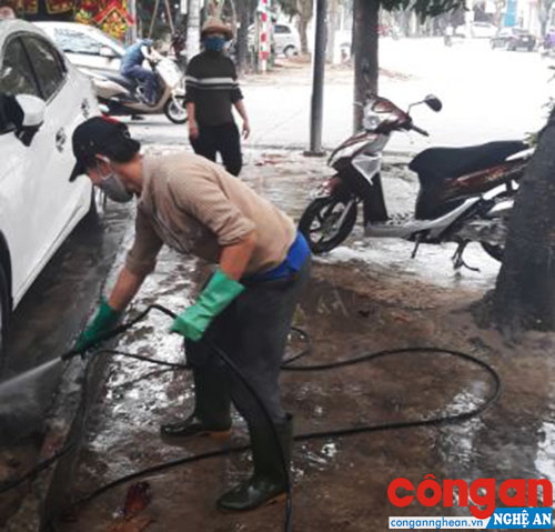 Một điểm rửa xe tự phát trên vỉa hè tại ngã tư giao nhau giữa đường Phan Chu Trinh và Trần Hưng Đạo, TP Vinh