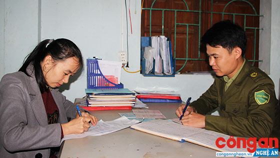 Công an thị trấn Tân Lạc giải quyết thủ tục liên quan đến hộ khẩu cho người dân
