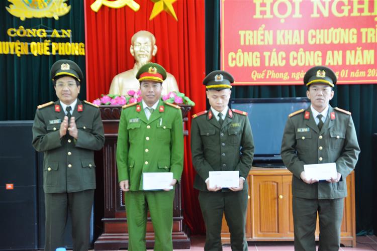 Trao 3 suất quà của Giám đốc Công an tỉnh cho 3 đồng chí Công an huyện Quế Phong có hoàn cảnh khó khăn.