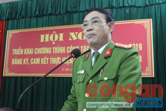 Đồng chí Thượng tá Nguyễn Đình Hùng, Phó Trưởng Công an TX Cửa Lò trình bày kết quả công tác năm 2018