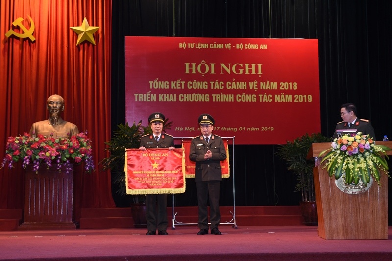 Thứ trưởng Nguyễn Văn Thành trao Cờ đơn vị dẫn đầu phong trào thi đua tặng 01 tập thể.