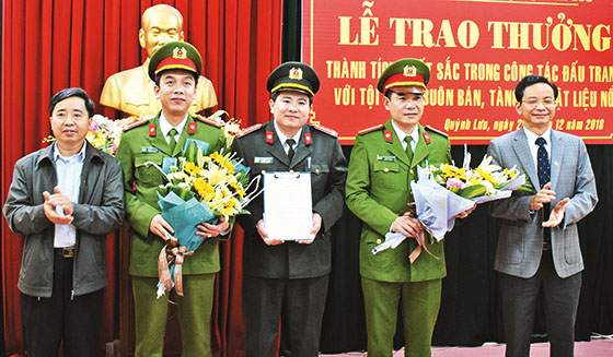 Đồng chí Hoàng Danh Lai, Bí thư Huyện ủy Quỳnh Lưu trao thưởng cho lãnh đạo Công an huyện vì có thành tích xuất sắc trong đấu tranh với tội phạm tàng trữ, vận chuyển vật liệu nổ
