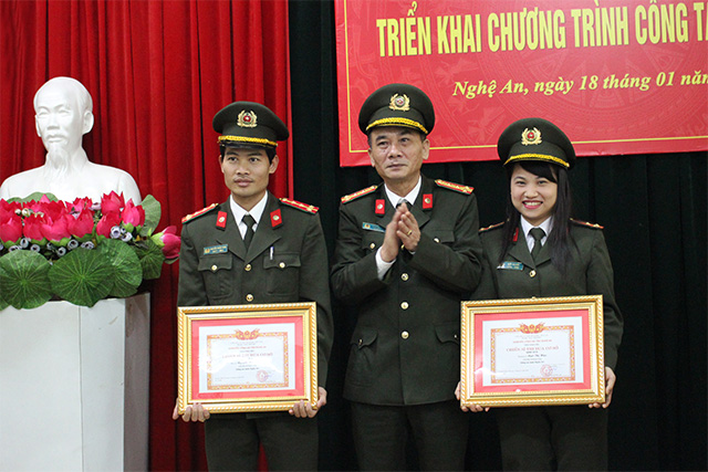 Đồng chí Đại tá Lê Xuân Hoài, Phó Giám đốc Công an tỉnh trao danh hiệu 