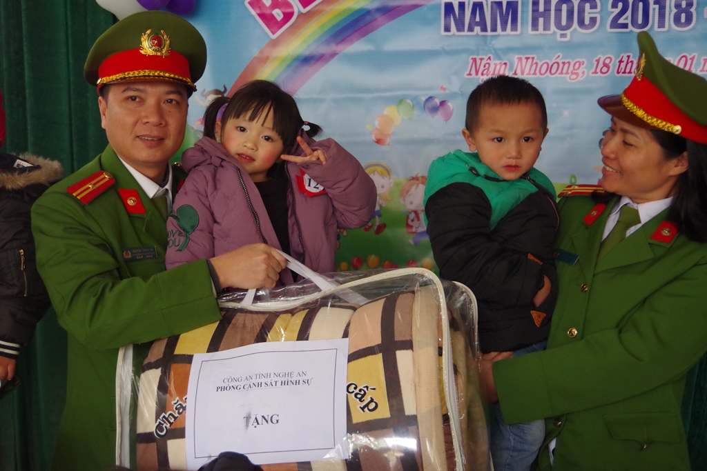 Đoàn cũng đã tặng quà cho các em nhỏ trường mầm non Nậm Nhoóng