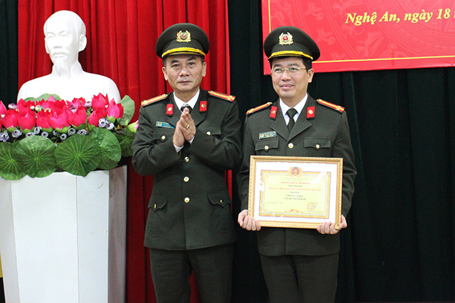 Đồng chí Đại tá Lê Xuân Hoài, Phó Giám đốc Công an tỉnh trao danh hiệu 