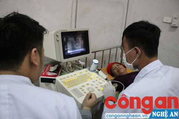 Người dân được thăm khám bằng các thiết bị mới đến từ bệnh viện đa khoa thành phố Vinh