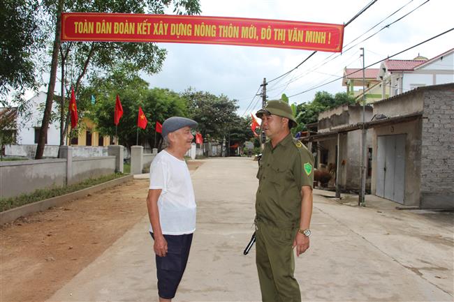 Đồng chí Phan Xuân Bính thường xuyên gần gũi, tiếp xúc để lắng nghe  tâm tư, nguyện vọng của người dân
