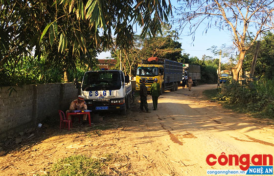 Lực lượng CSGT Công an huyện Con Cuông xử lý xe chở quá tải trên Tỉnh lộ 541 và tuyến đường liên huyện thuộc các xã Mậu Đức, Thạch Ngàn