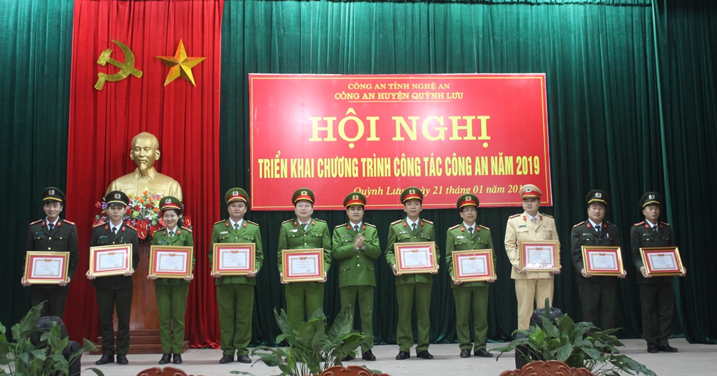 Tặng Giấy khen cho các cá nhân đạt danh hiệu Chiến sỹ thi đua cơ sở
