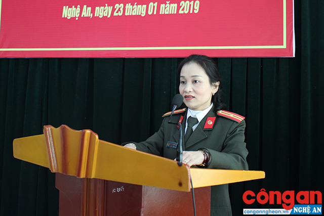 Đồng chí Thiếu tá Nguyễn Thị Thu Hằng, Chủ tịch Hội phụ nữ Báo Công an Nghệ An phát biểu khai mạc Hội nghị