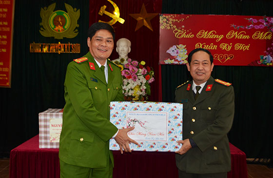 Chúc Tết và trao quà tại Công an huyện Kỳ Sơn