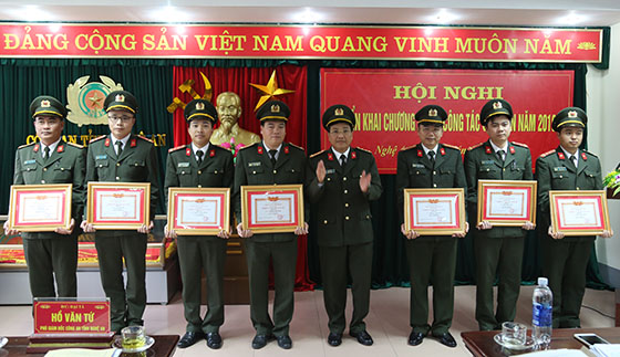 Đồng chí Đại tá Hồ Văn Tứ - Phó Giám đốc Công an tỉnh trao tặng danh hiệu chiến sỹ thi đua cơ sở cho các cá nhân