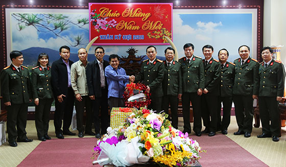 Đồng chí Đại tá Lê Xuân Hoài - Phó Giám đốc Công an tỉnh tiếp Đoàn công tác Công an tỉnh Bôlykhămxay (Lào)