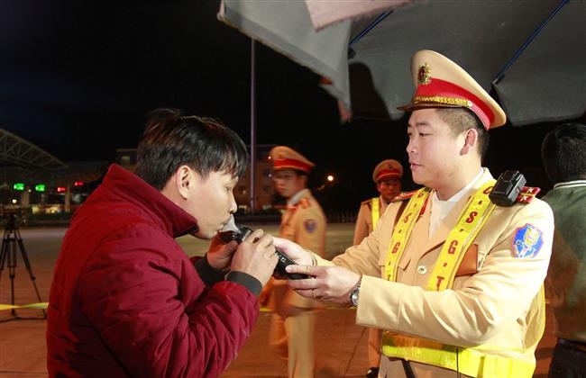 Cán bộ Cục CSGT kiểm tra tài xế trong chuyên đề dịp giáp Tết. Ảnh: Nguyễn Nhung.