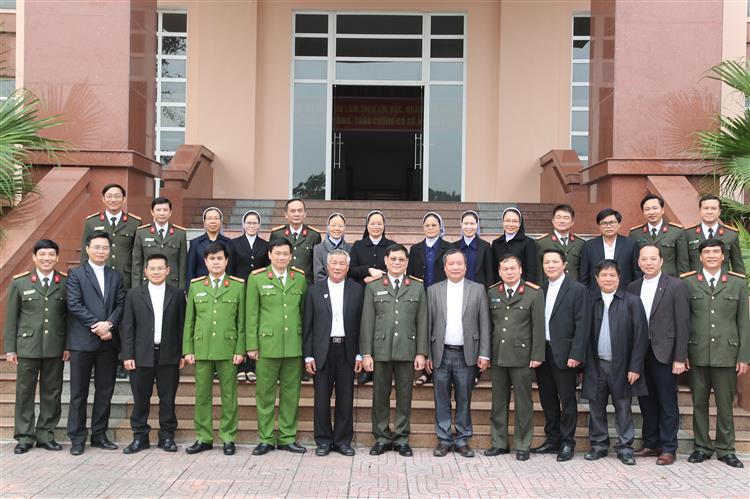 Đoàn chức sắc Tòa giám mục giáo phận Vinh chụp ảnh lưu niệm cùng Lãnh đạo Công an tỉnh Nghệ An.
