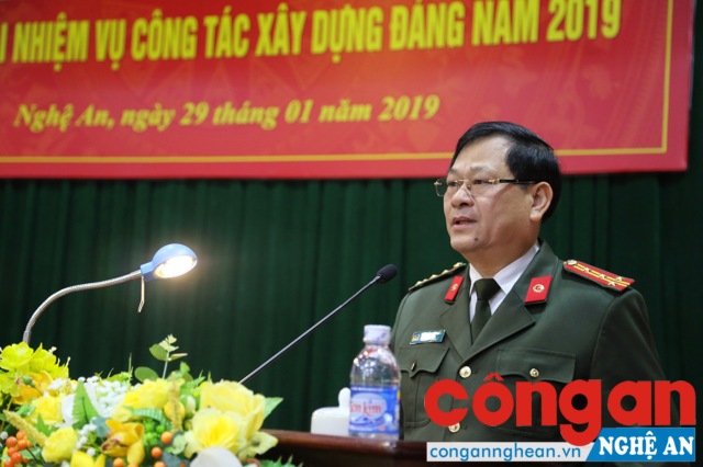 Đồng chí Đại tá Nguyễn Hữu Cầu - Bí thư Đảng ủy, Giám đốc Công an tỉnh phát biểu chỉ đạo tại hội nghị